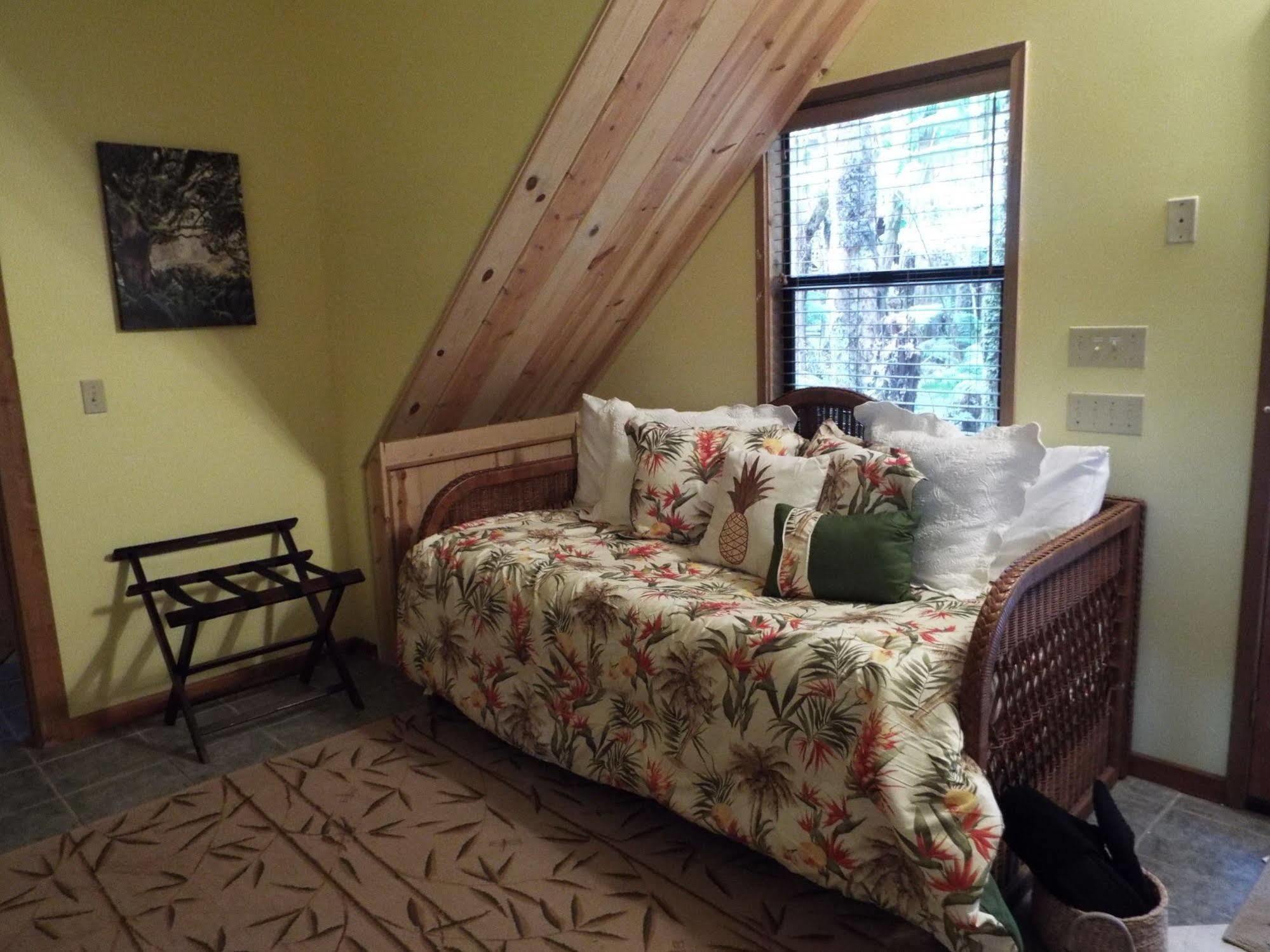 The Guest Cottages @ Volcano Acres Tree House Екстер'єр фото